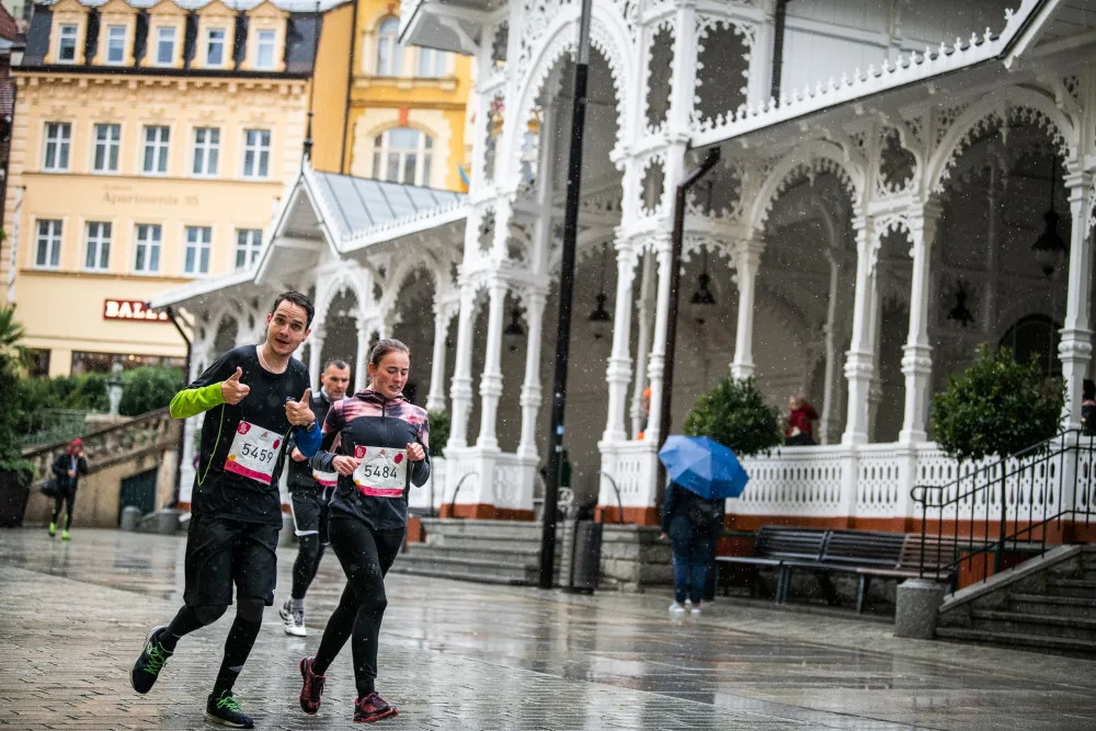 Rodinný běžecký závod ČEZ RunTour zavítá 25. září na lázeňskou kolonádu v Karlových Varech!