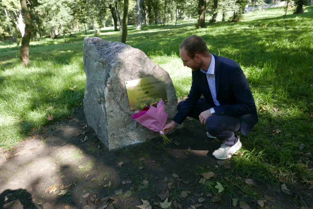Zaniklý německý hřbitov připomíná v Sokolově nová pamětní deska.
