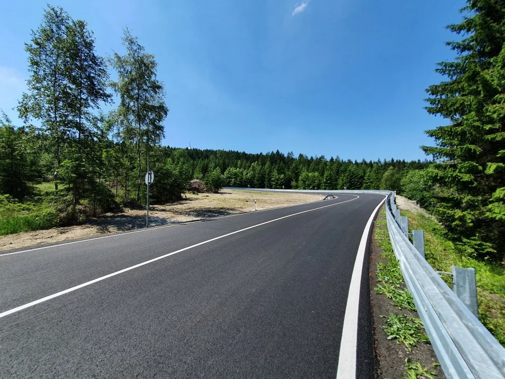 V Anenském údolí u Rotavy skončila stavba nové křižovatky s mostem