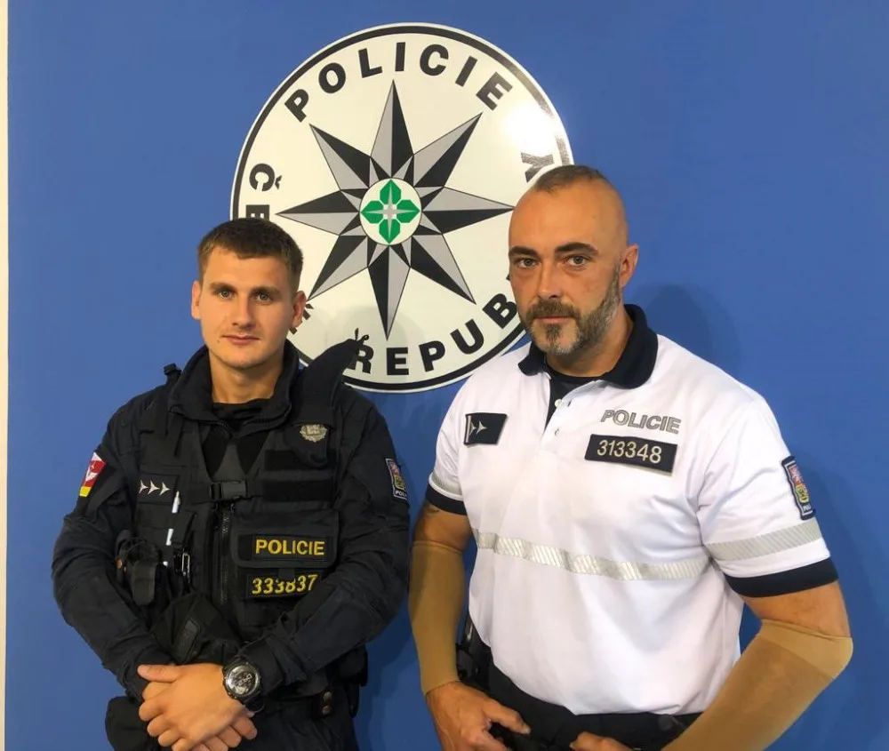 size4-16109710406594-207-nevahali-ani-minutu-z-horiciho-objektu-zachranili-policiste-tri-deti