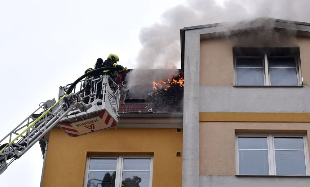 V Drahovicích hořel podkrovní byt, nikdo nebyl zraněn