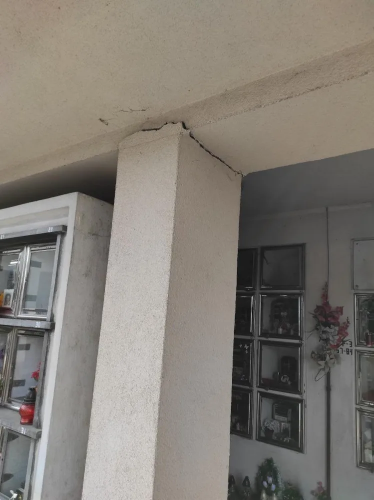 Havarijní stav kolumbária krematoria v Rybářích. Utrhly se dva sloupy, konstrukce se začala vyvracet