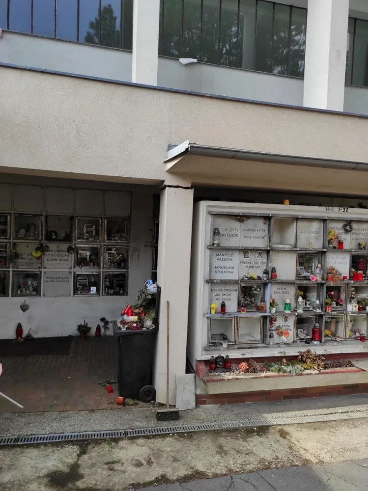 Havarijní stav kolumbária krematoria v Rybářích. Utrhly se dva sloupy, konstrukce se začala vyvracet