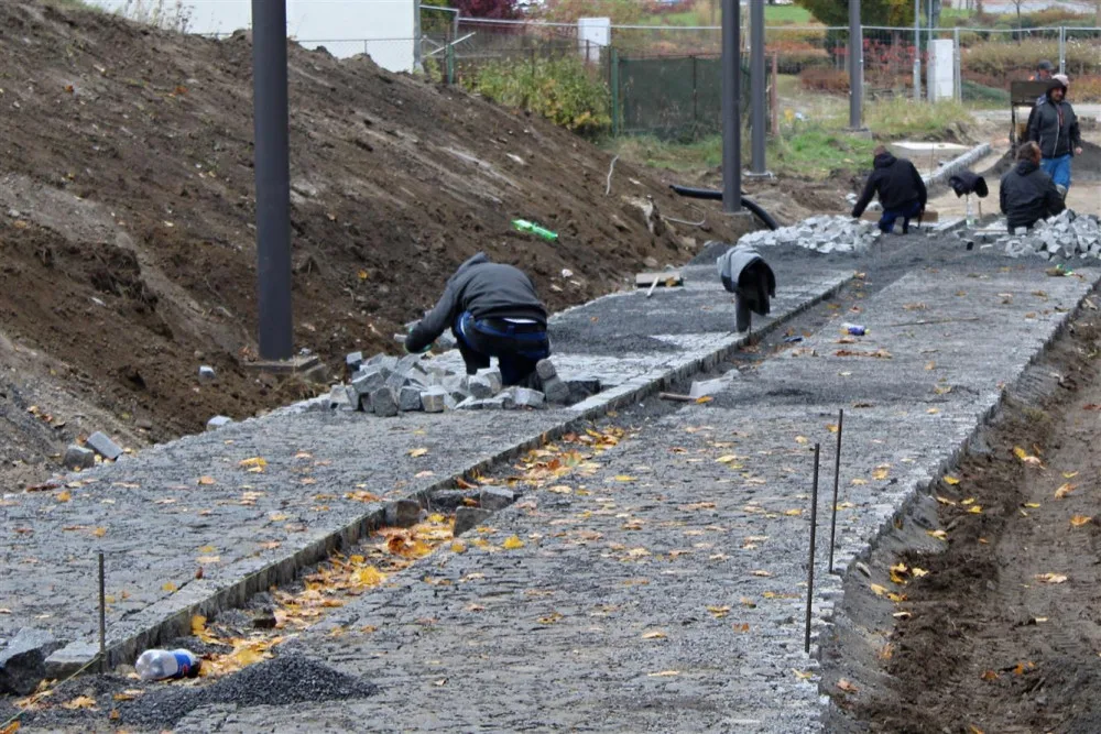 Dělníci finišují s pracemi