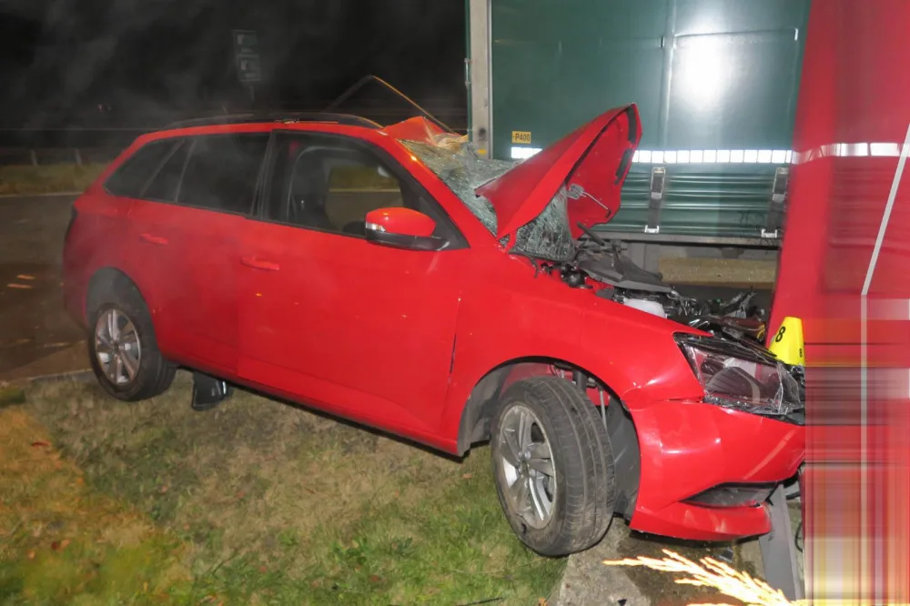 Opilý řidič zdemoloval autem světelný poutač u čerpací stanice a zapíchl se pod kamion