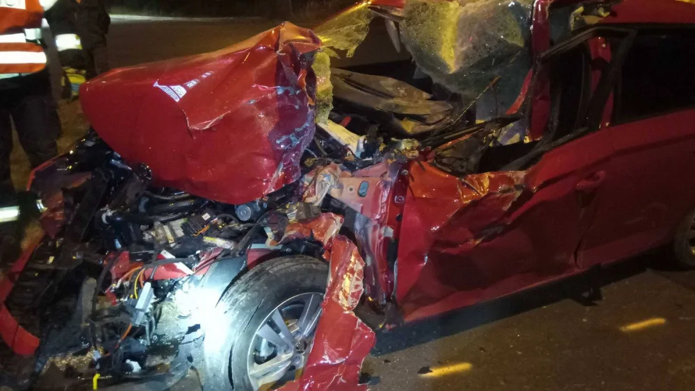 Opilý řidič zdemoloval autem světelný poutač u čerpací stanice a zapíchl se pod kamion