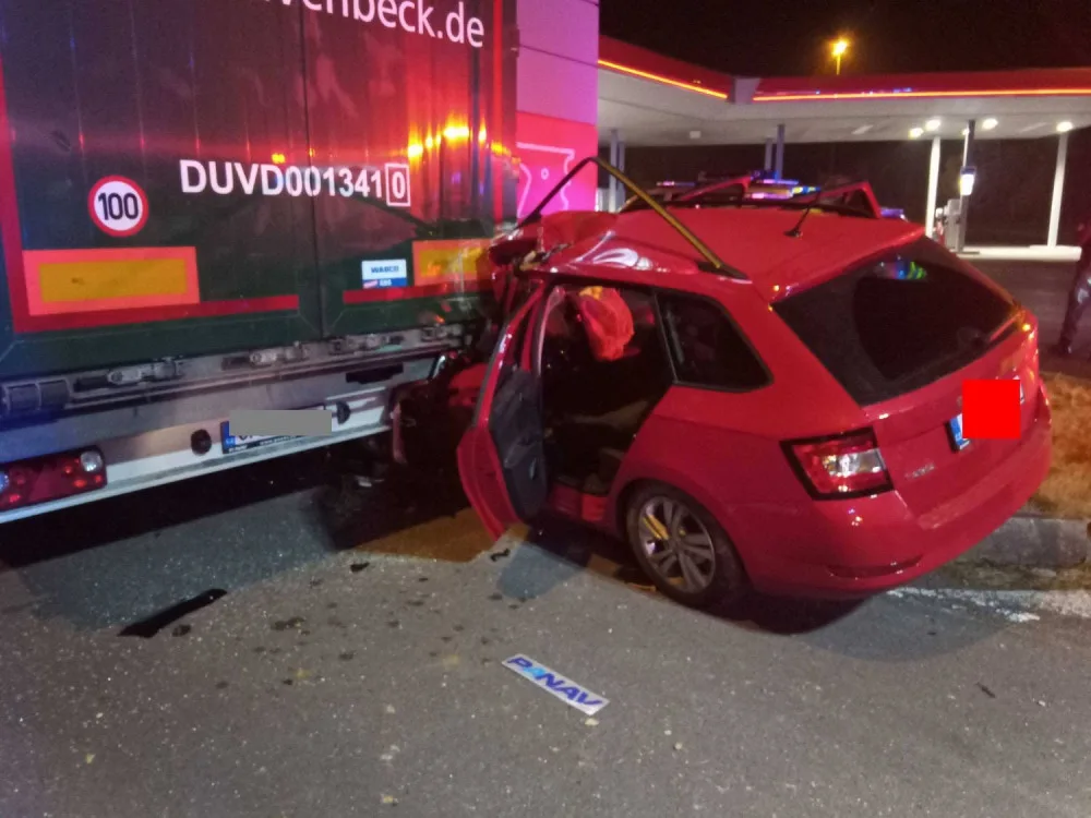 Opilý řidič zdemoloval autem světelný poutač u čerpací stanice a zapíchl se pod kamion