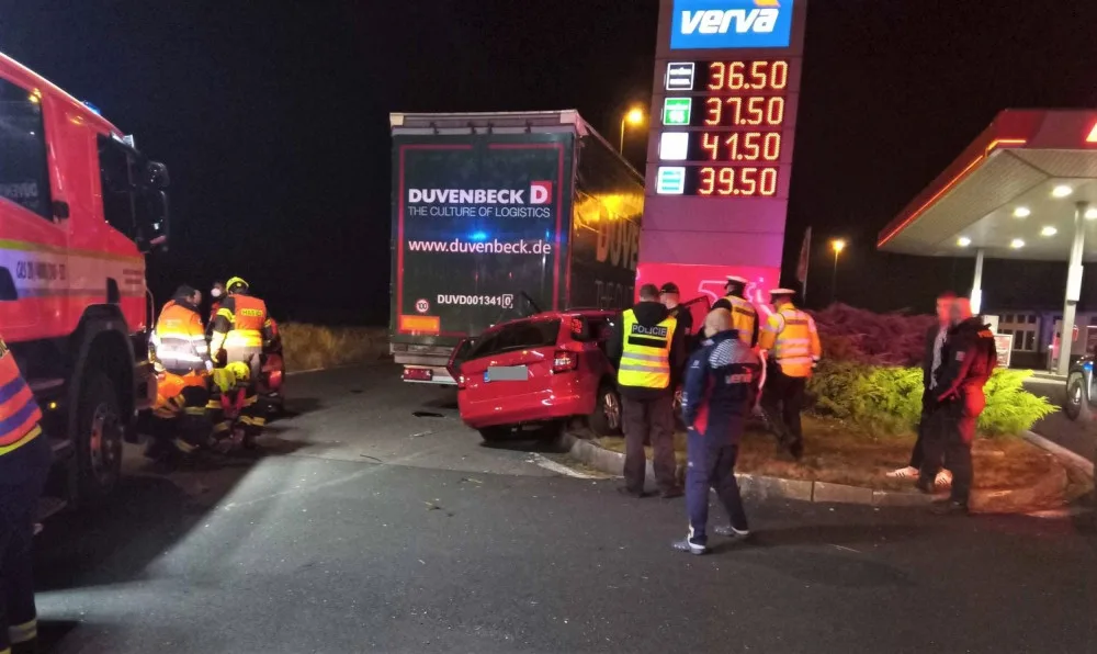 Opilý řidič zdemoloval autem světelný poutač u čerpací stanice a zapíchl se pod kamion