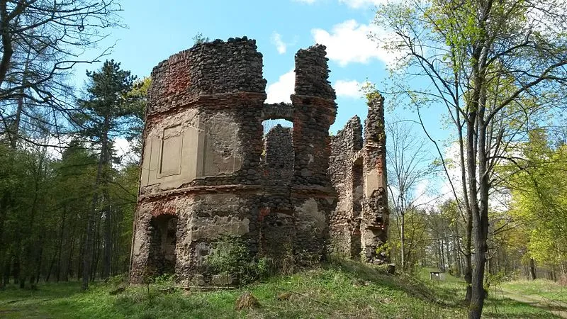 Zřícenina loveckého zámečku Mořičov.