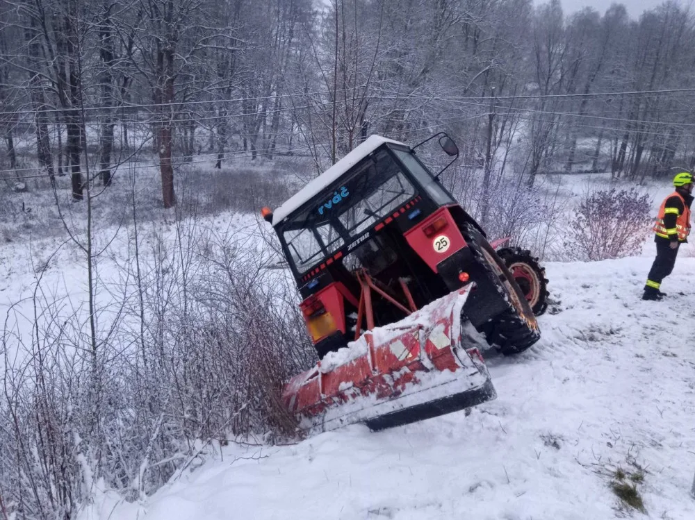 Hasiči vyprošťovali traktor na údržbu sněhu, hrozilo nebezpečí, že se zřítí z prudkého svahu