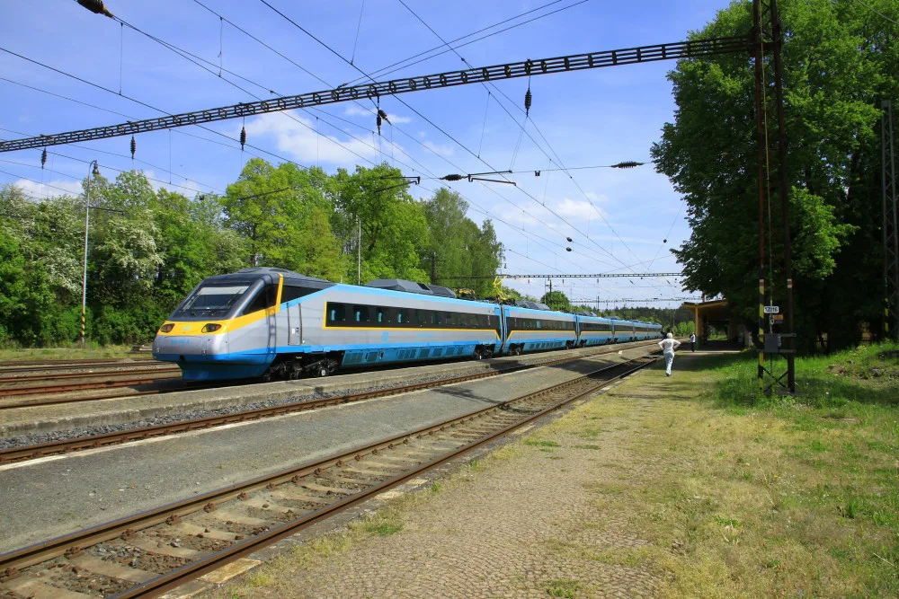 V Karlovarském kraji platí nový jízdní řád, obnoví se přímé Pendolino