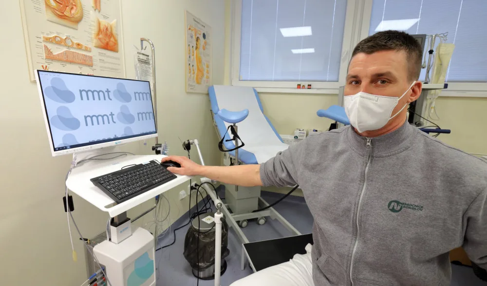 Primář sokolovské gynekologie a porodnice Vladimír Velický na novém urogynekologickém pracovišti.