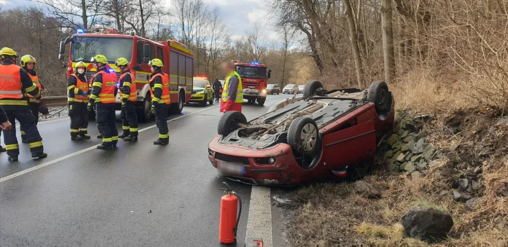 Záchranáři ošetřili dvě osoby poraněné petardami. Vrtulník vzlétal k dívce, která spadla z terasy