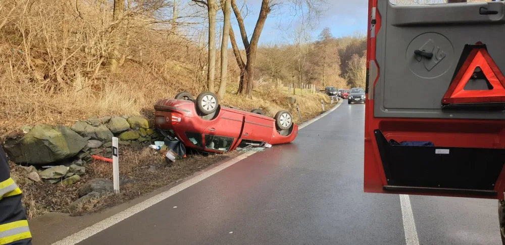 Záchranáři ošetřili dvě osoby poraněné petardami. Vrtulník vzlétal k dívce, která spadla z terasy
