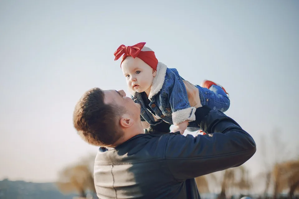 Otcovská dovolená je od Nového roku delší, dostupnější je i ošetřovné