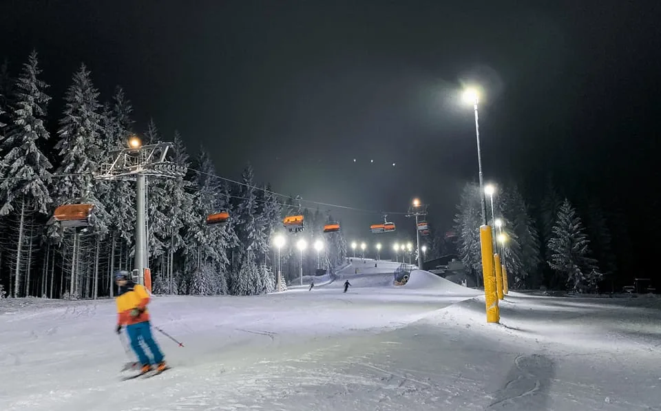 Lyžování na horách v Karlovarském kraji si užily tisíce lyžařů