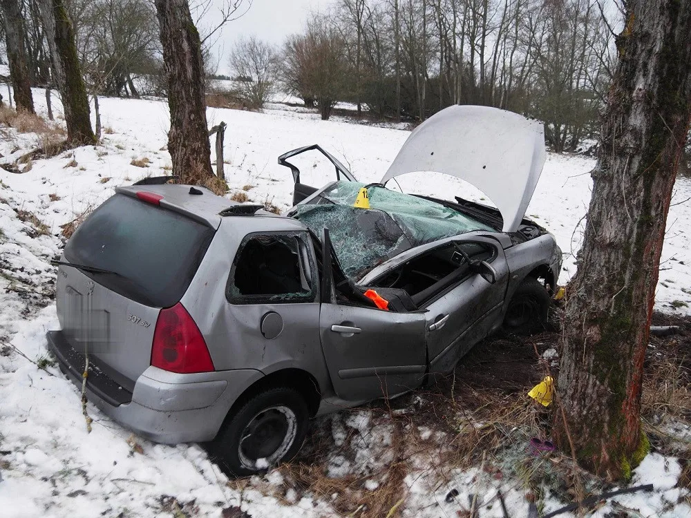 Řidič dostal smyk, auto poté vyjelo ze silnice a narazilo do stromu