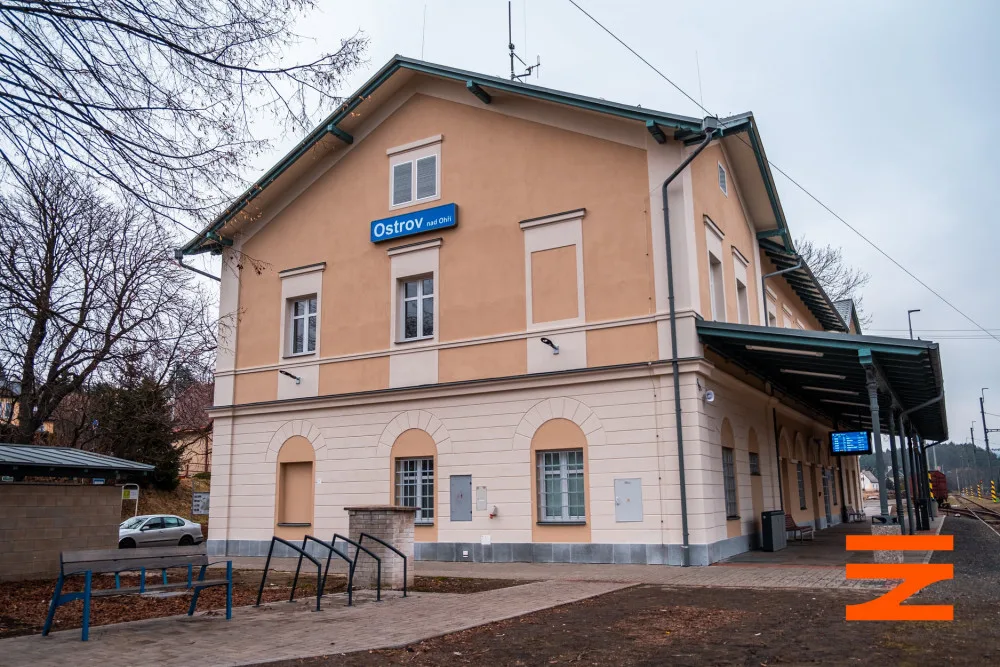 Správá železnic opravila nádražní budovu v Ostrově, v plánu jsou opravy dalších v kraji