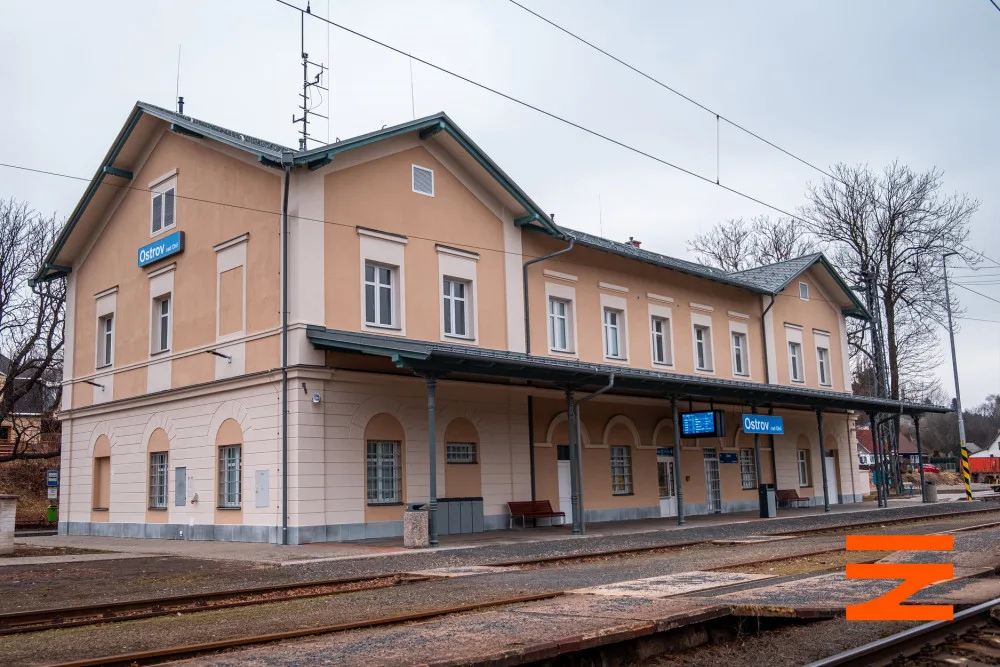 Správá železnic opravila nádražní budovu v Ostrově, v plánu jsou opravy dalších v kraji