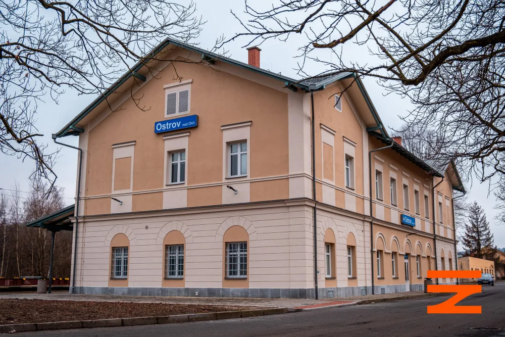Správá železnic opravila nádražní budovu v Ostrově, v plánu jsou opravy dalších v kraji