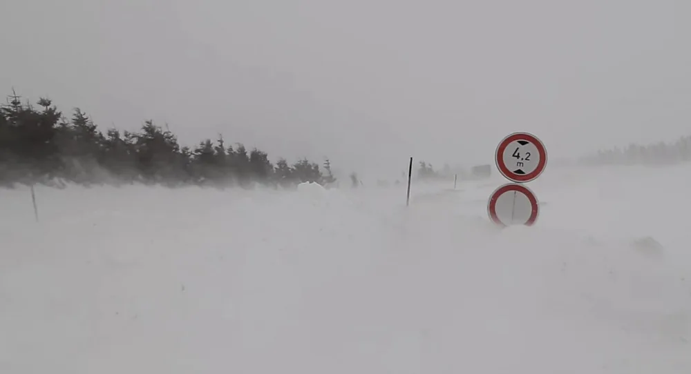 Silnice z Božího Daru na Klínovec, uzavřená kvůli větru, se dnes neotevře