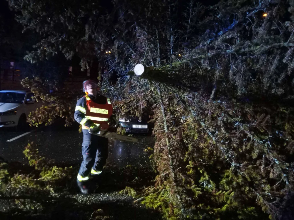 Vichřice porážela stromy na zaparkovaná auta, bez proudu je na Karlovarsku přes 40 tisíc domácností