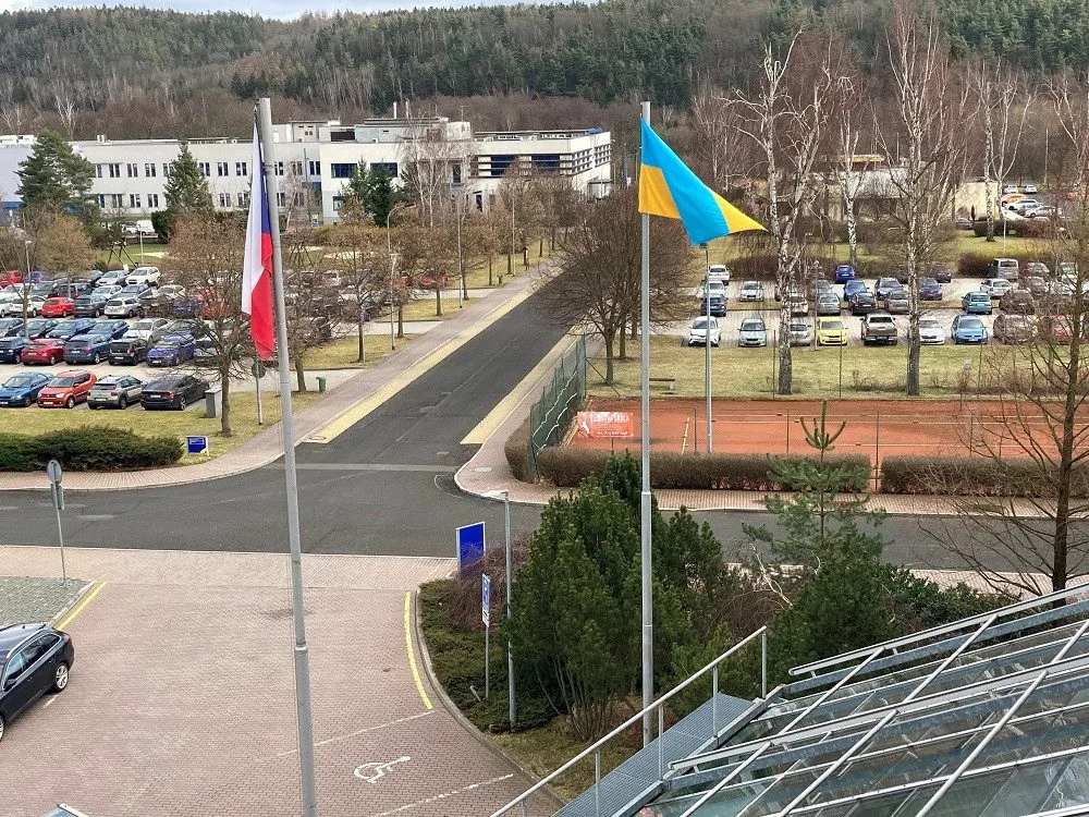 Karlovarský krajský úřad vyvěsil ukrajinskou vlajku. Bezdůvodná anexe, vzkázal hejtman