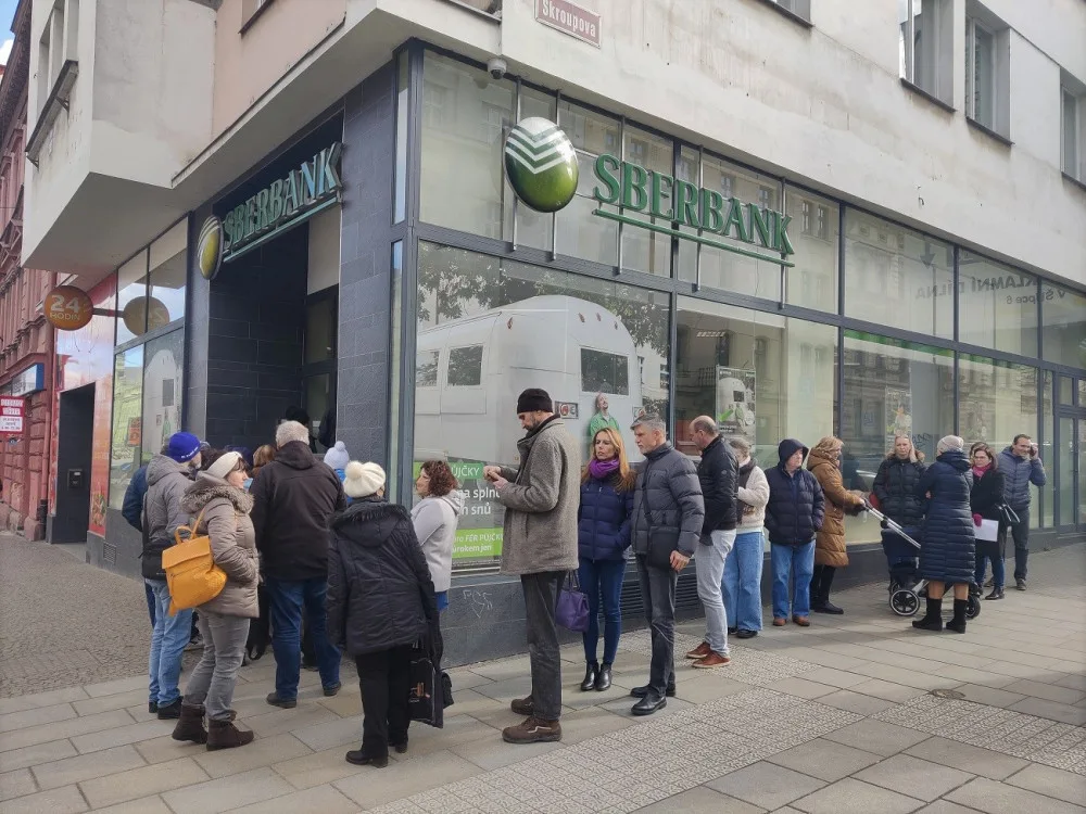 Evropské divizi ruské Sberbank hrozí krach kvůli odlivu vkladů.