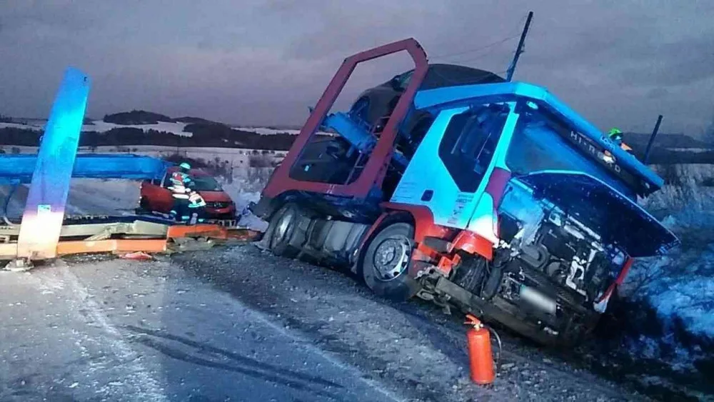 Vysoká škoda byla způsobena vážnější dopravní nehodou, která se stala 7. ledna. Na silnici I/6 u odbočky na Žlutice havarovala tři osobní auta a jedno nákladní, které převáželo osobní auta.