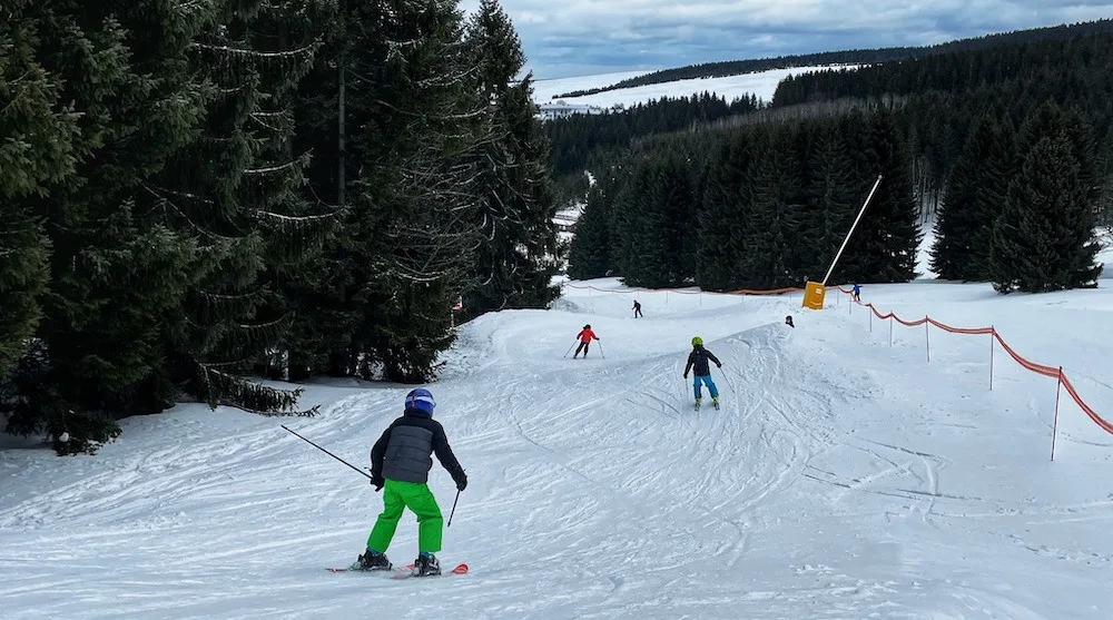 V lyžařských areálech v Karlovarském kraji jsou ideální podmínky k lyžování