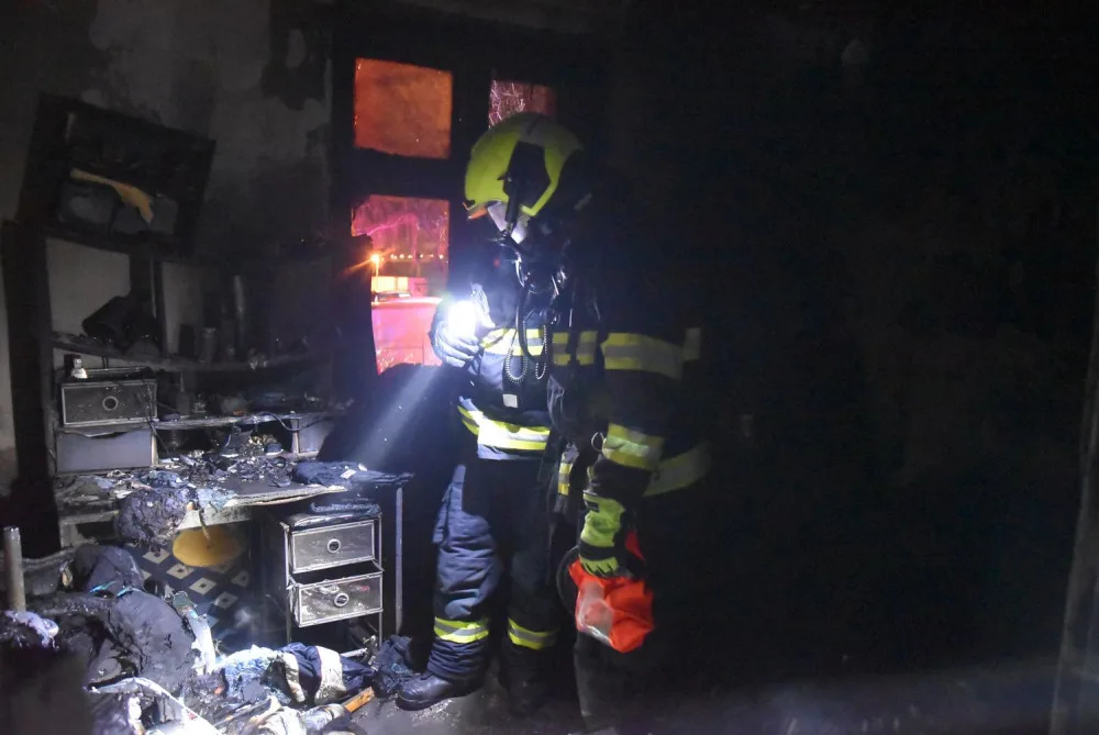 Požár uvnitř bytového domu likvidovali v noci hasiči v karlovarské městské části Bohatice