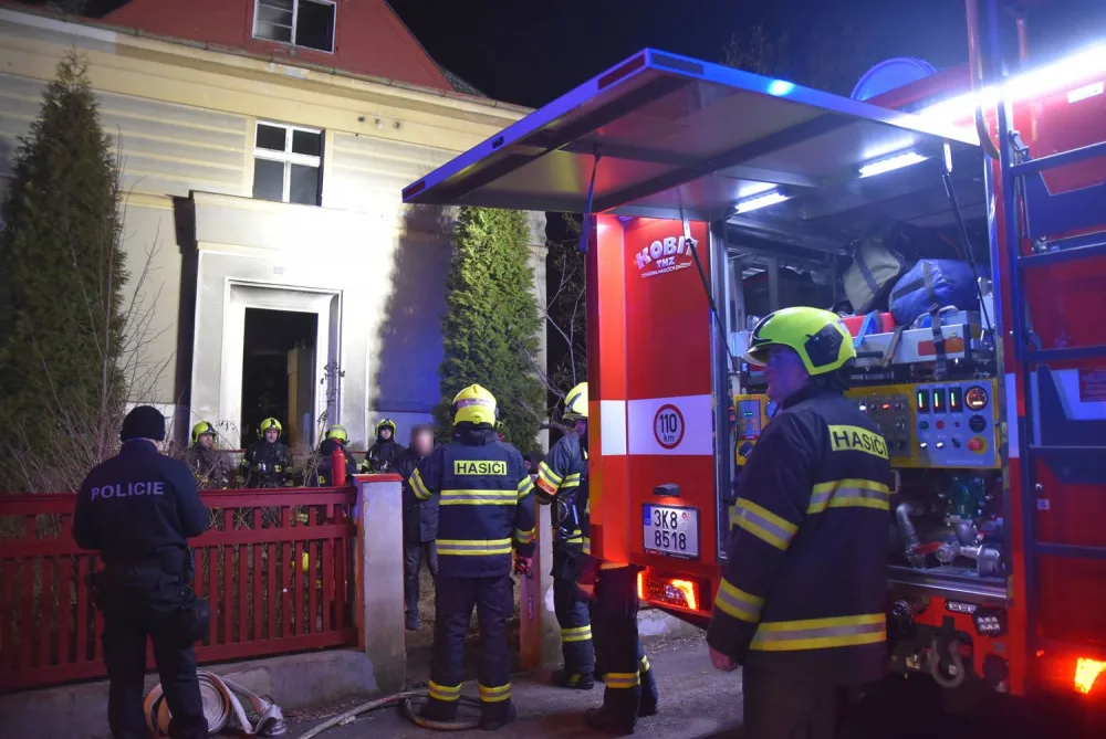 Hasiči zachraňovali z hořícího domu v Karlových Varech i tři uprchlíky z Ukrajiny, dva lidé se popálili