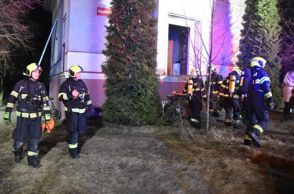 Hasiči zachraňovali z hořícího domu v Karlových Varech i tři uprchlíky z Ukrajiny, dva lidé se popálili