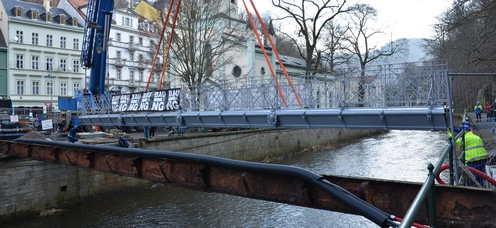 Jeřáb uložil konstrukci Goethovy lávky v K. Varech na připravené nosníky