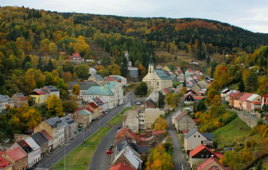 Jáchymov vyhlásil další referendum ke stezce v oblacích na Klínovci