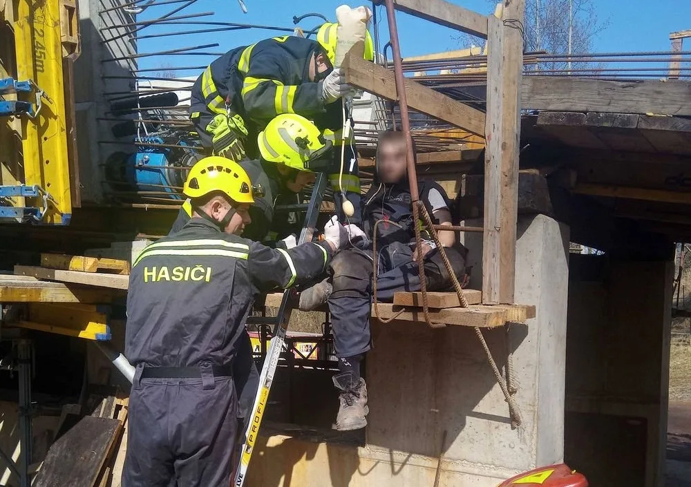 Tělo dělníka na stavbě v Chebu propíchly na několika místech armovací dráty