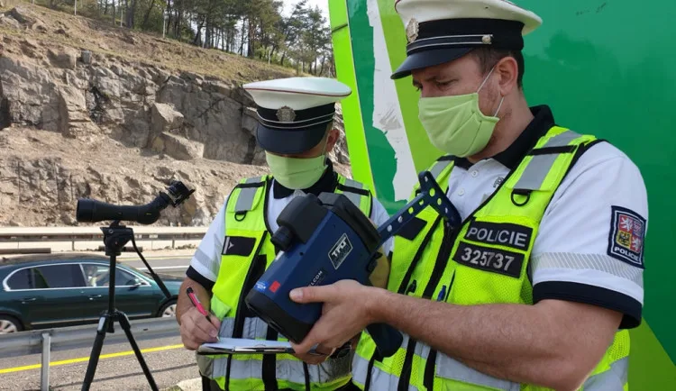 Policie bude dnes na 950 místech po celé ČR měřit rychlost aut