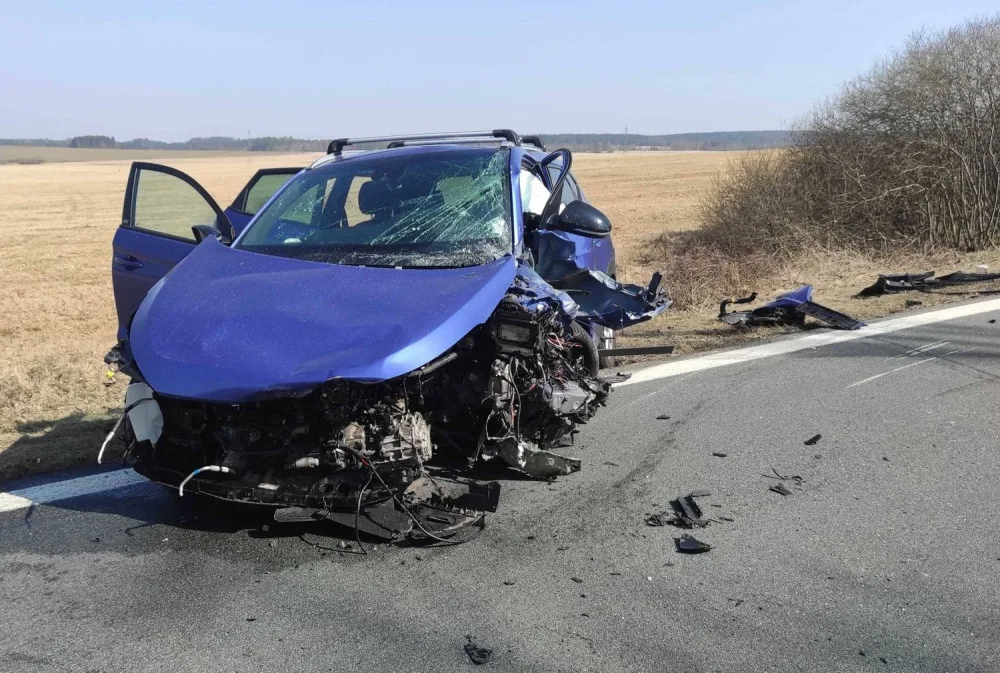 U Toužimi se srazila dvě auta, jeden člověk zemřel