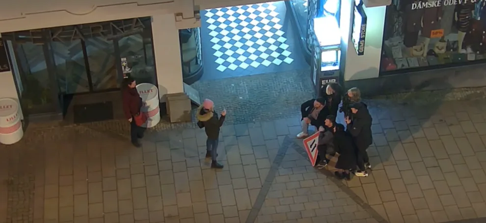 Rozjařená skupinka se fotila s ukradenou dopravní značkou přímo pod kamerou městské policie