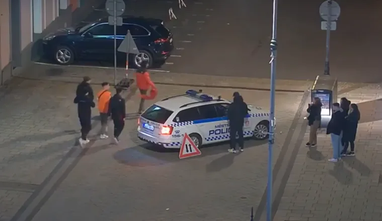 Rozjařená skupinka se fotila s ukradenou dopravní značkou přímo pod kamerou městské policie