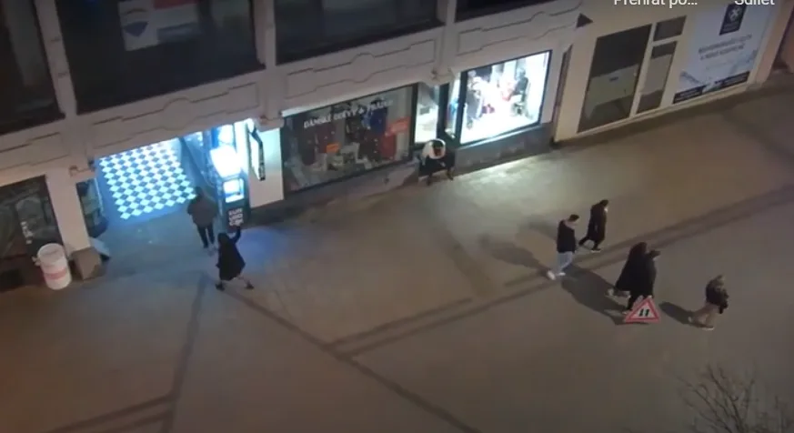 Rozjařená skupinka se fotila s ukradenou dopravní značkou přímo pod kamerou městské policie
