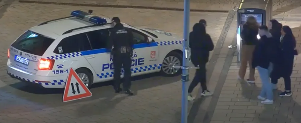 Rozjařená skupinka se fotila s ukradenou dopravní značkou přímo pod kamerou městské policie