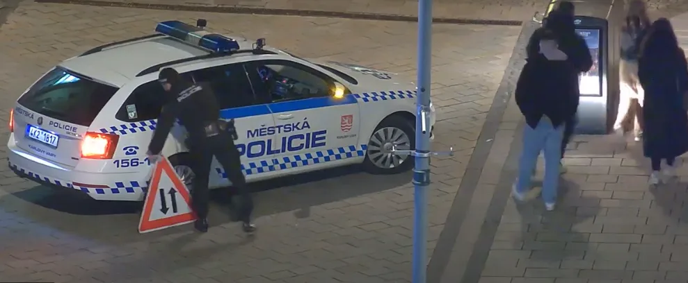 Rozjařená skupinka se fotila s ukradenou dopravní značkou přímo pod kamerou městské policie