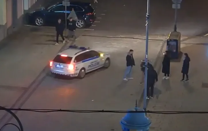 Rozjařená skupinka se fotila s ukradenou dopravní značkou přímo pod kamerou městské policie