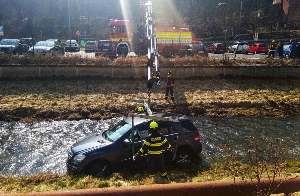 Mercedes prorazil plot a zřítil se z vysokého srázu až do koryta řeky