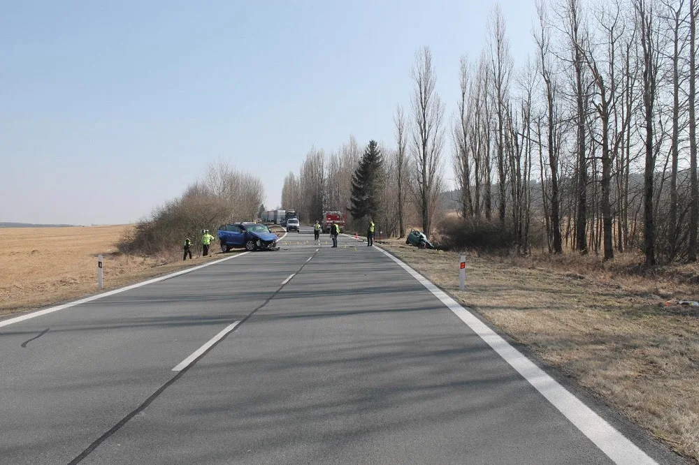 Řidič vyjel ze svého pruhu. Při následném střetu zemřel muž v protijedoucím autě