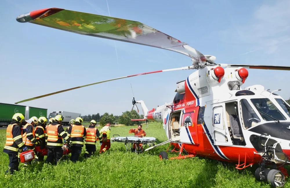 Pomoc přichází z nebe, armádní letečtí záchranáři z Líní ročně ošetří a převezou stovky pacientů