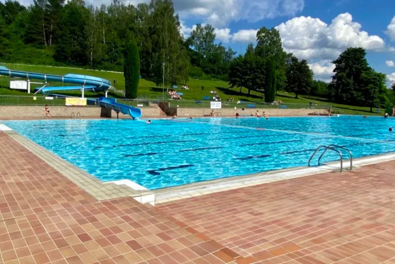 Práce na výměně bazénu na koupališti v Ostrově na Karlovarsku spějí ke konci