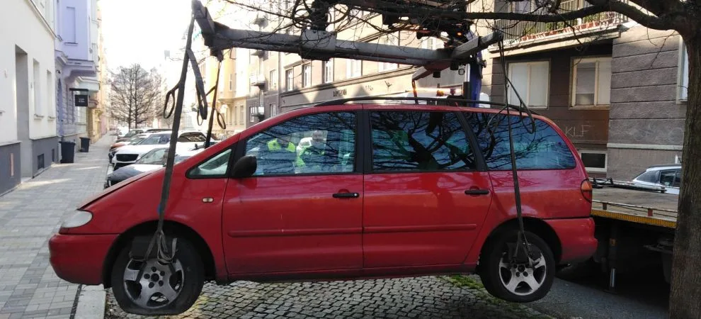 Z karlovarských ulic a veřejných prostranství už letos zmizely čtyři desítky autovraků