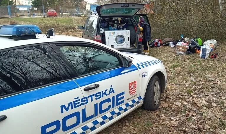 Strážníci městské policie jeli prověřit černou skládku, překvapili je tam cizinci s kuriózním vysvětlením